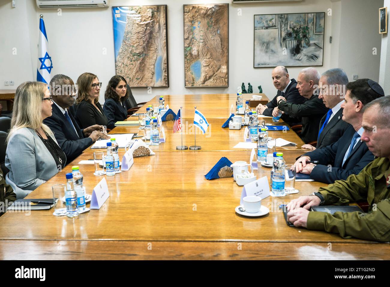 Tel Aviv, Israel. Oktober 2023. US-Verteidigungsminister Lloyd Austin, links, hält ein bilaterales Treffen mit dem israelischen Premierminister Benjamin Netanjahu, rechts, und Mitgliedern seines Kabinetts am 13. Oktober 2023 in Tel Aviv, Israel ab. Austin versicherte dem israelischen Führer, dass die USA nach den brutalen Angriffen der Hamas, bei denen mehr als 1.000 israelische Zivilisten ums Leben kamen, mit dem israelischen Volk zusammenstehen. Quelle: Chad McNeeley/DOD Photo/Alamy Live News Stockfoto