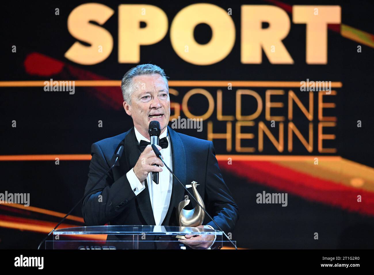 Leipzig, Deutschland. Oktober 2023. Eishockey-Nationaltrainer Harold Kreis spricht bei der Medienpreisverleihung „Goldene Henne“ nach einem Sieg in der Sportkategorie. Der Publikumspreis wird zum 29. Mal mit einer im Fernsehen übertragenen Gala in Leipzig verliehen. Quelle: Hendrik Schmidt/dpa/Alamy Live News Stockfoto