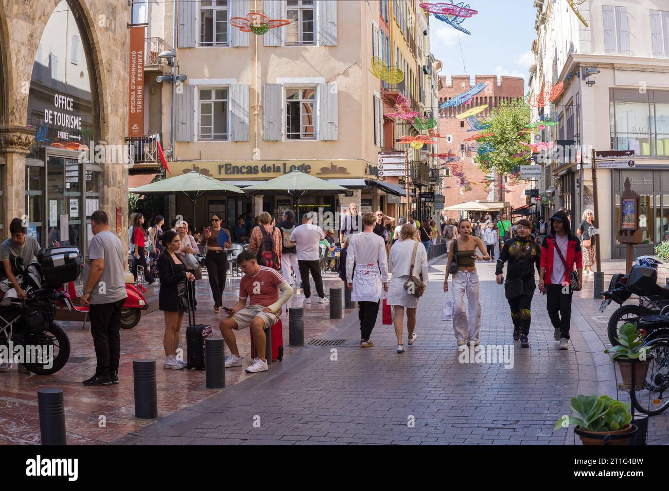 Leute, die in Perpignan, Südfrankreich, einkaufen. Stockfoto