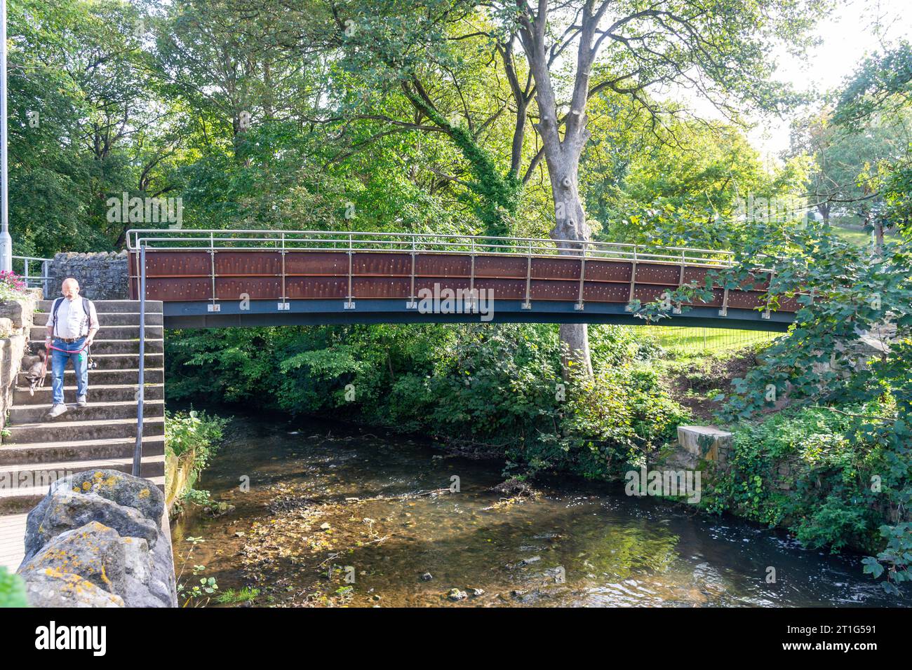 Fußbrücke über den Fluss Chew, Keynsham Memorial Park, Bath Hill, Keynsham, Somerset, England, Vereinigtes Königreich Stockfoto