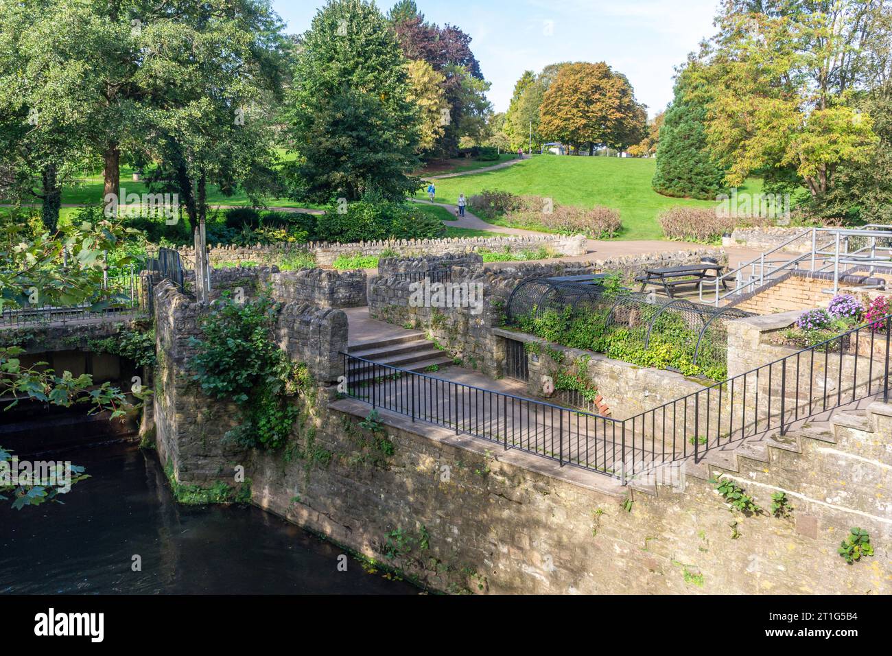Wasserrad und Weir am River Chew, Keynsham Memorial Park, Bath Hill, Keynsham, Somerset, England, Vereinigtes Königreich Stockfoto