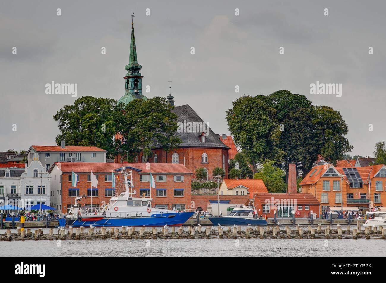 Der malerische Hafen der Stadt Kappeln an der Schlei mit der St. Nikolai-Kirche im Hintergrund. Stockfoto