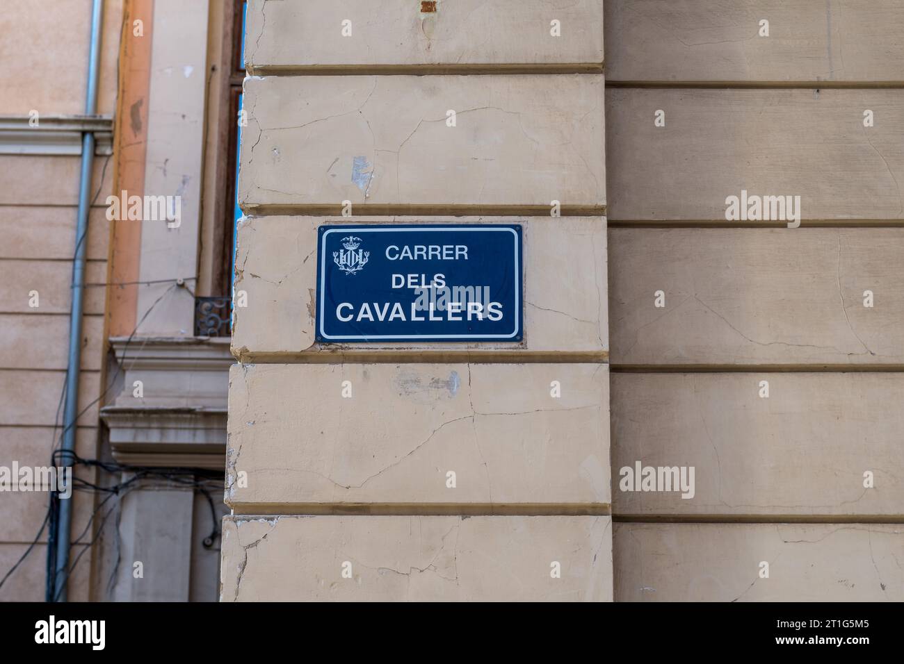 Valencia, Spanien - 22. September 2023: Informationstafel an der Wand eines Gebäudes. Einer der wichtigsten historischen Spaziergänge der Stadt. Straßenschild. Stockfoto