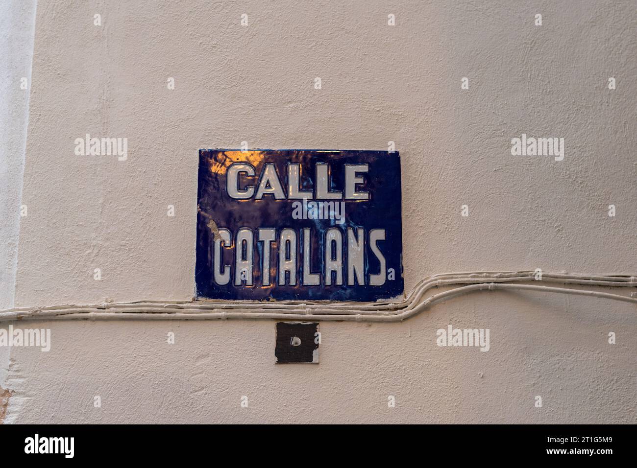 Valencia, Spanien - 22. September 2023: Informationstafel an der Wand eines Gebäudes. Einer der wichtigsten historischen Spaziergänge der Stadt. Straßenschild. Stockfoto