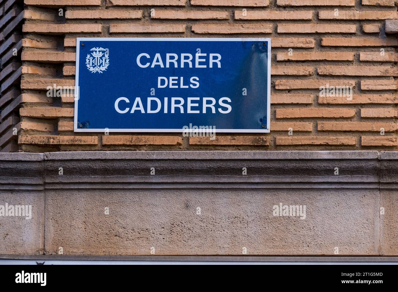 Valencia, Spanien - 23. September 2023: Informationstafel an der Wand eines Gebäudes. Straßenschild mit der Darstellung der Straße: Carrer dels Cadirers (València) Stockfoto