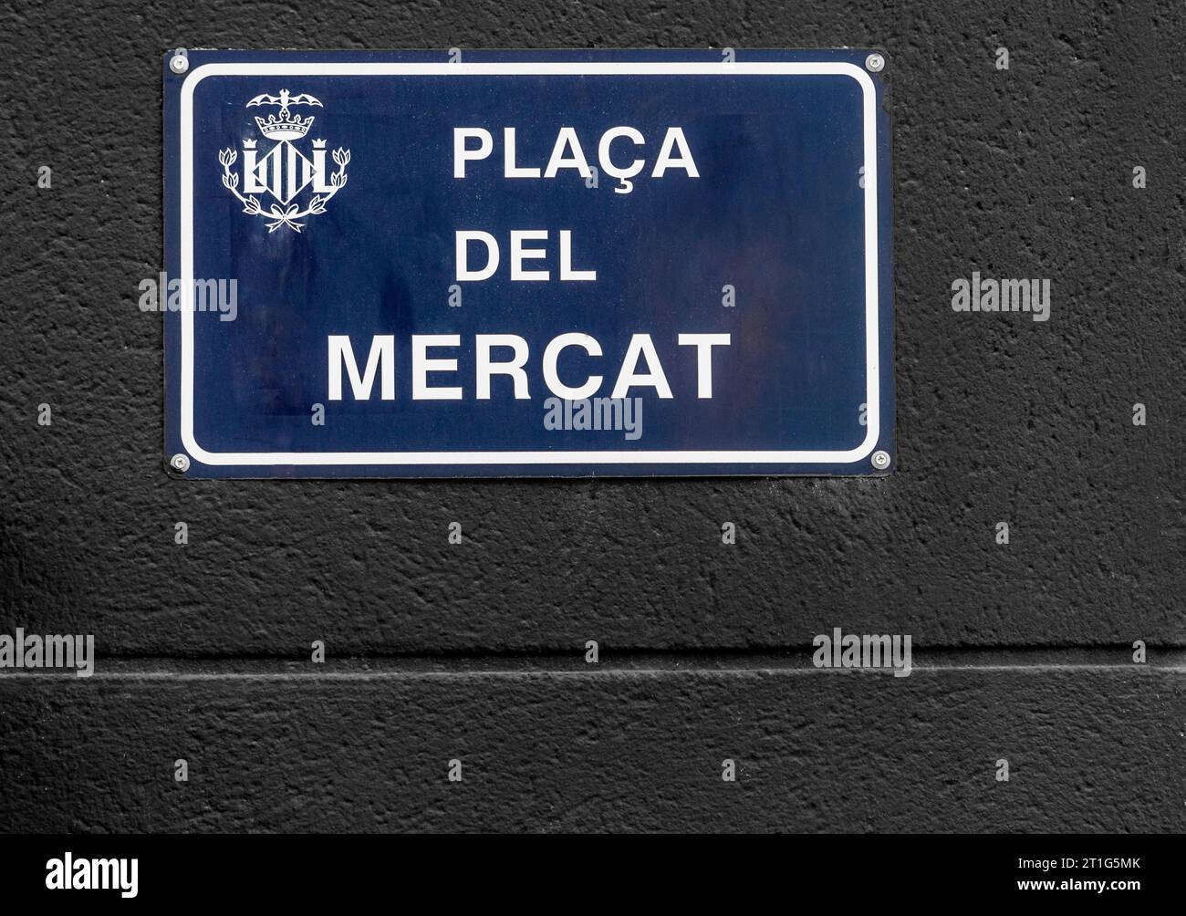 Valencia, Spanien - 23. September 2023: Informationstafel an der Wand eines Gebäudes. Straßenschild mit der Abbildung der Straße: Plaza del Mercado (València). Stockfoto