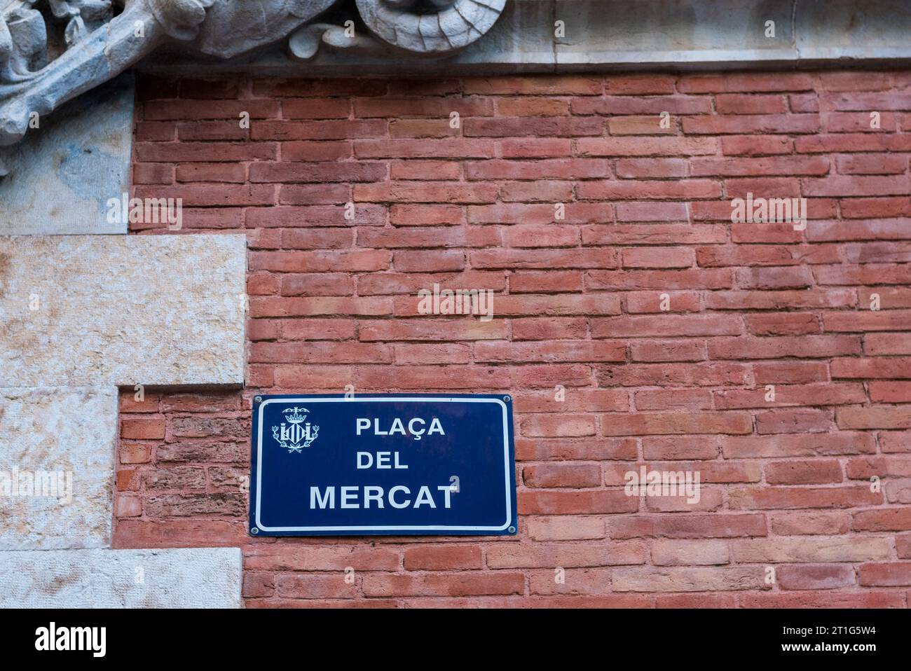 Valencia, Spanien - 22. September 2023: Informationstafel an der Wand eines Gebäudes. Straßenschild mit der Abbildung der Straße: Plaza del Mercado (València). Stockfoto