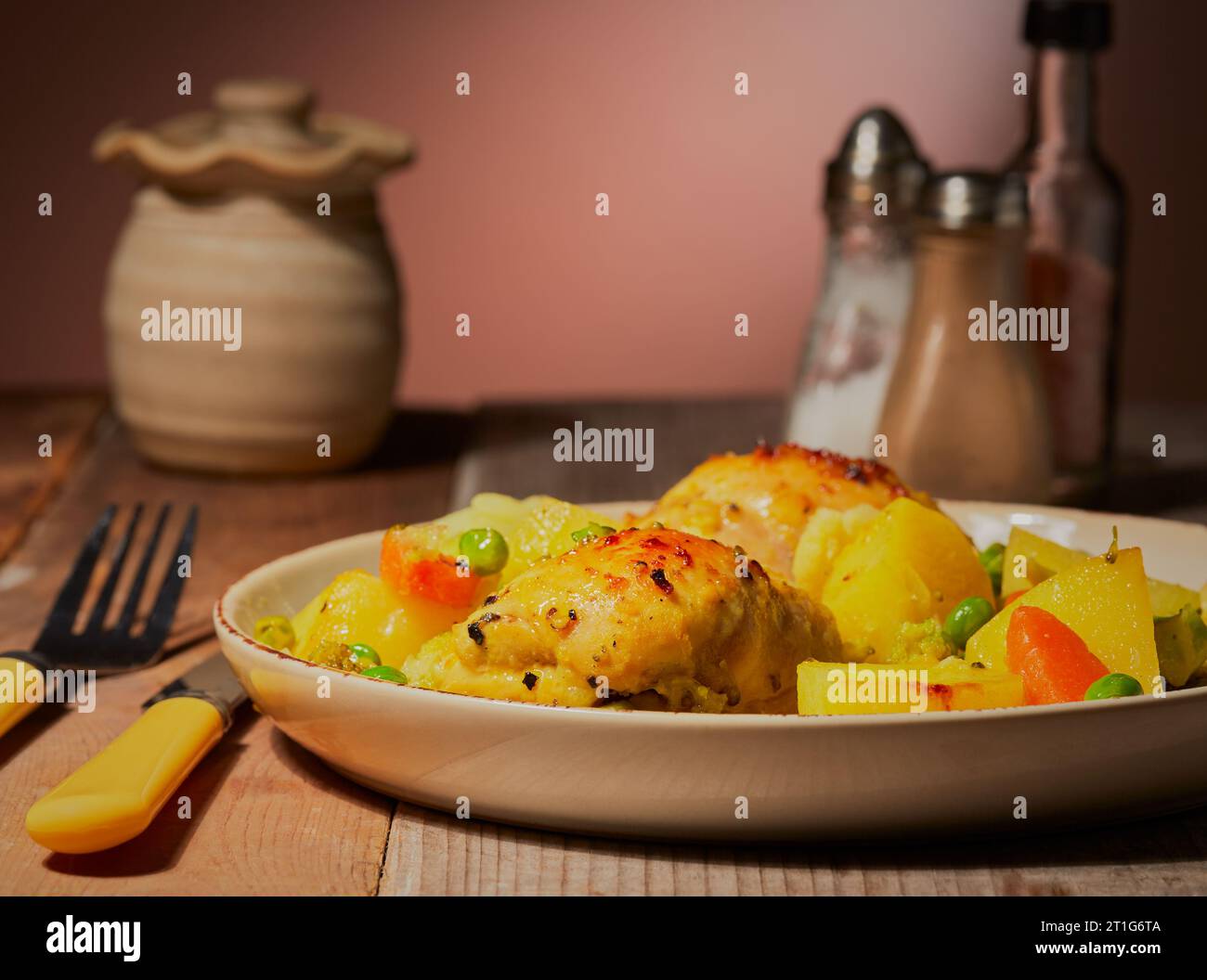 Honig und Senf Hähnchenschenkel mit Kartoffeln und gemischtem Gemüse. Stockfoto
