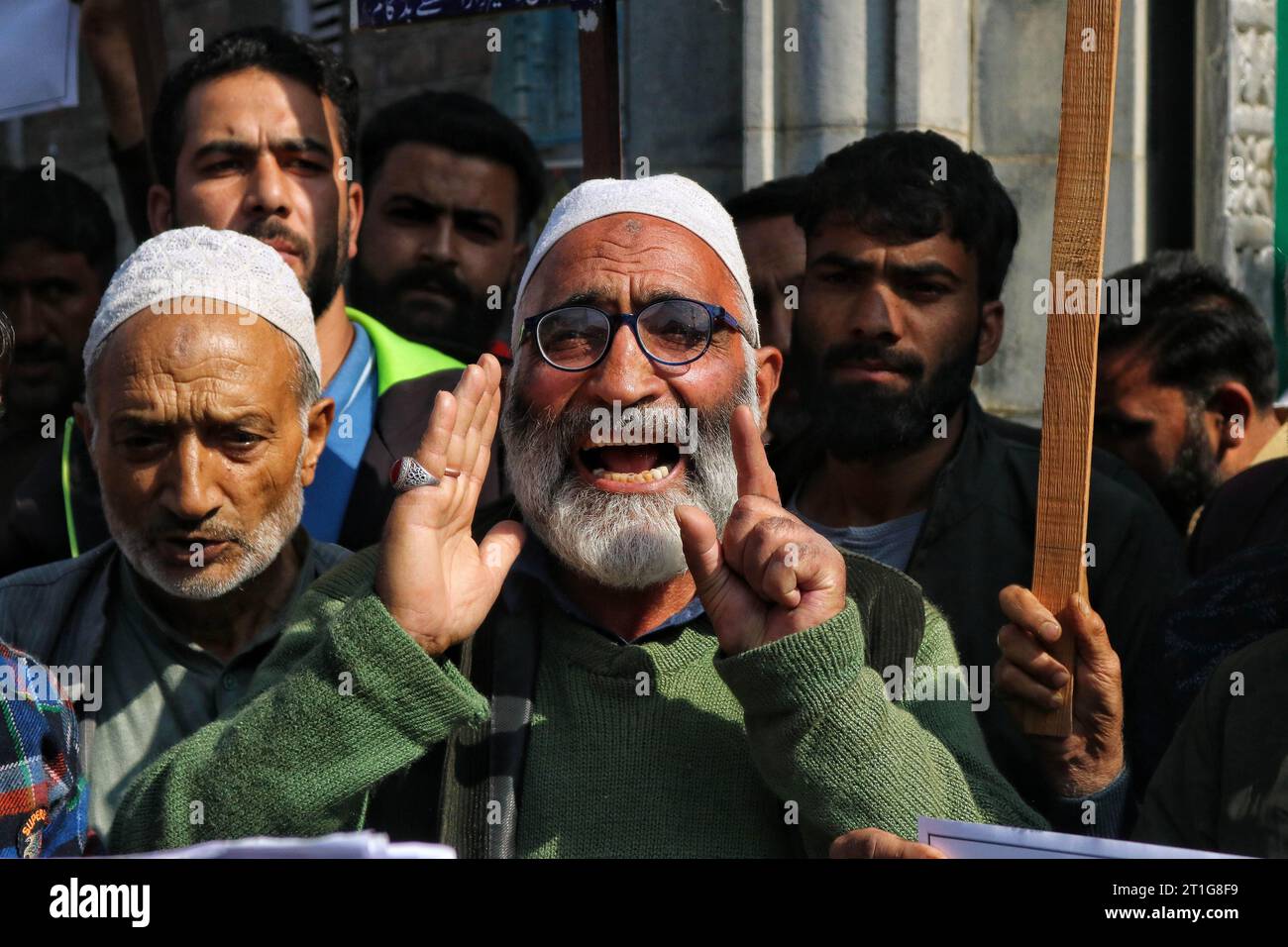 Srinagar Kaschmir, Indien. Oktober 2023. Ein älterer kaschmirischer schiitischer muslimischer Moslem schreie Slogans, als er an einem Protest gegen Israel in Budgam, etwa 16 km von Srinagar entfernt, teilnahm. Dutzende schiitische Muslime aus Kaschmir versammelten sich nach dem Höhepunkt der Freitagsgebete der Gemeinde, riefen anti-israelische Parolen und protestierten gegen Israels Aktionen im Gazastreifen. Tausende Israelis und Palästinenser sind gestorben, nachdem die militante Gruppe Hamas am 07. Oktober 2023 einen beispiellosen Angriff auf Israel aus dem Gazastreifen gestartet hatte, woraufhin Israel unzählige Angriffe auf die palästinensische Zone verübte Stockfoto