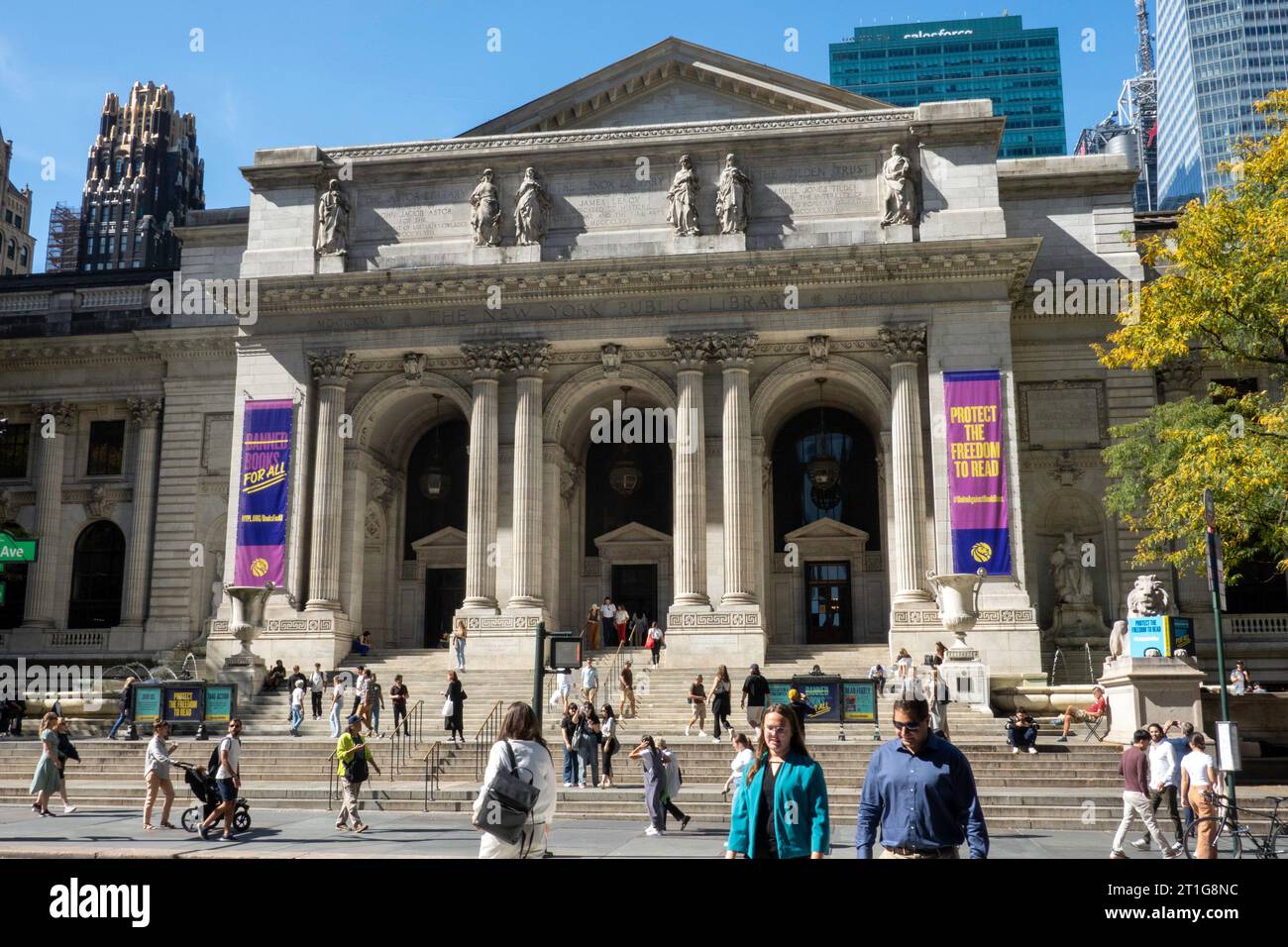 Die New York Public Library mit Banners für verbotene Bücher an der Vorderseite, NYC, USA 2023 Stockfoto
