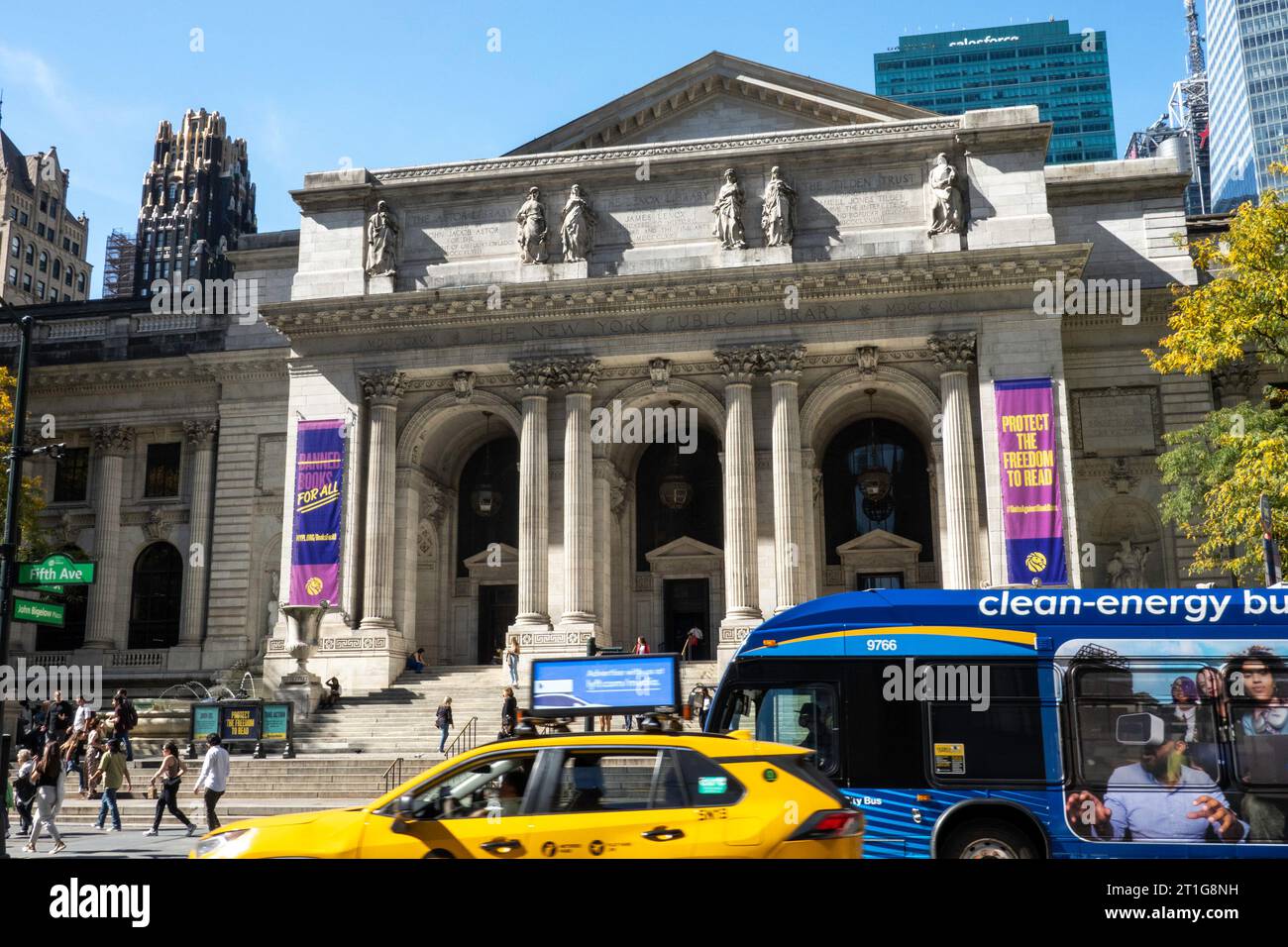 Die New York Public Library mit Banners für verbotene Bücher an der Vorderseite, NYC, USA 2023 Stockfoto