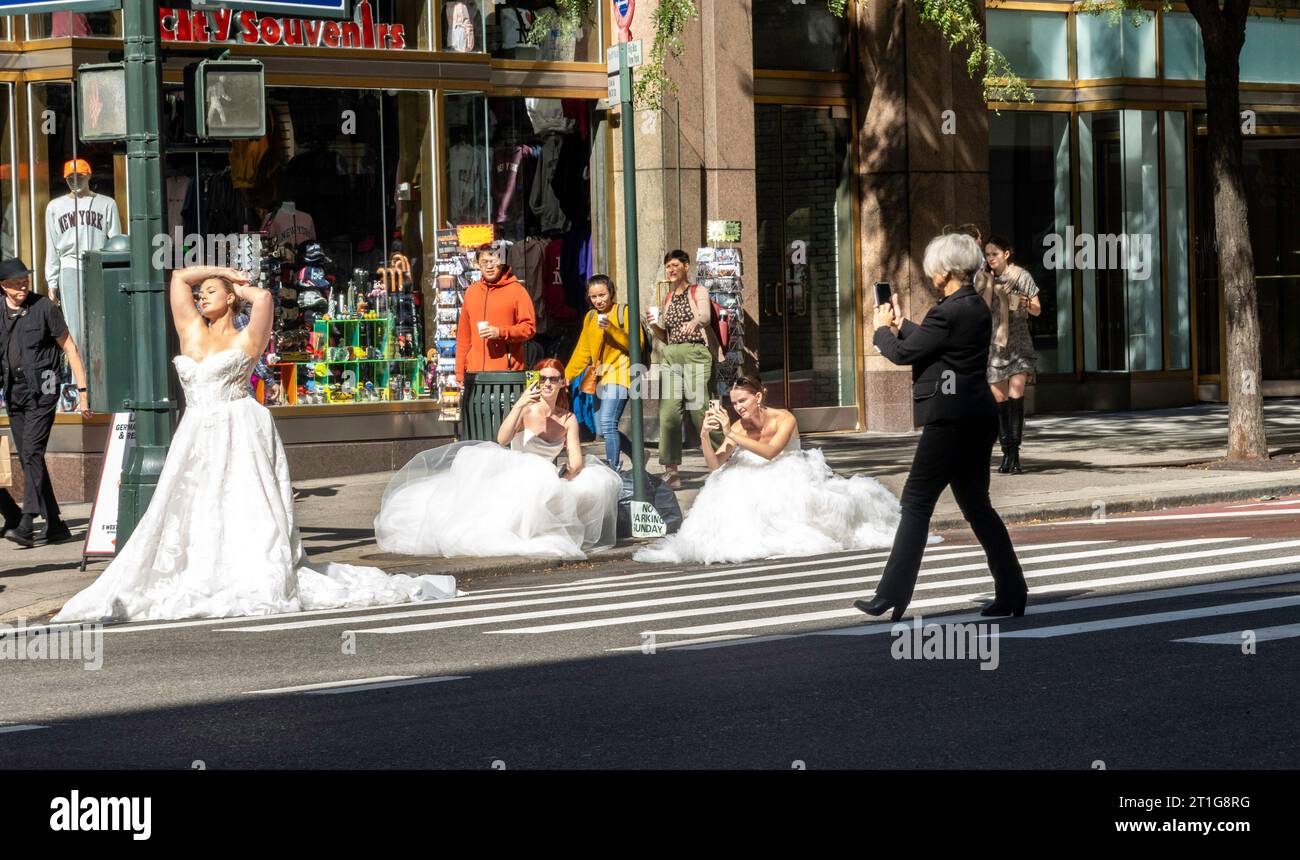 Models, die während der New Yorker Brautmodenwoche im Oktober 2023 in New York City, USA, Fotos von sich selbst in Hochzeitskleidern machen Stockfoto