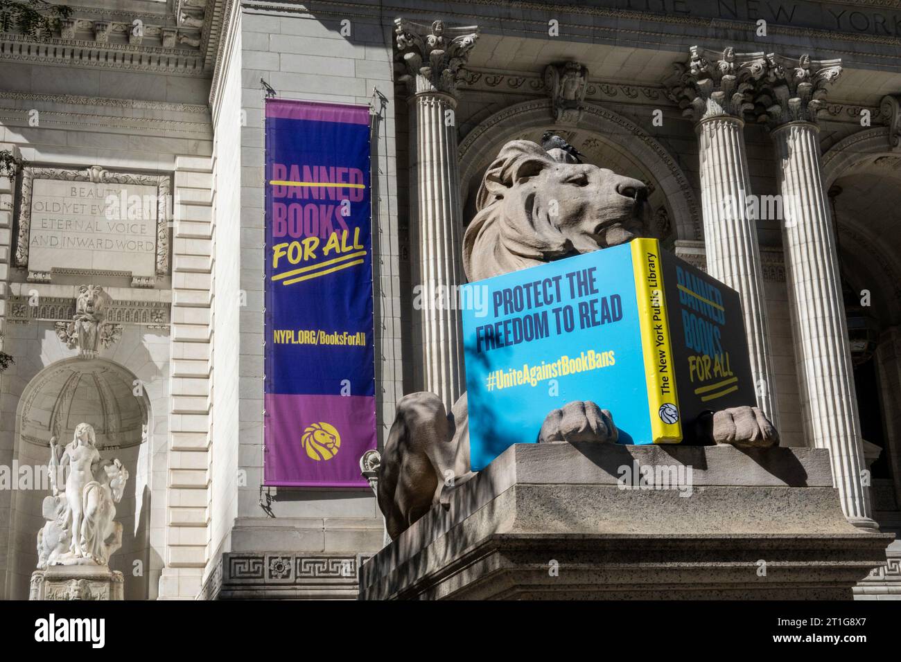 Geduld, die Löwenstatue der Bibliothek, feiert die Freiheit, in der Hauptbibliothek an der Fifth Avenue, 2023, New York City, USA, zu lesen Stockfoto
