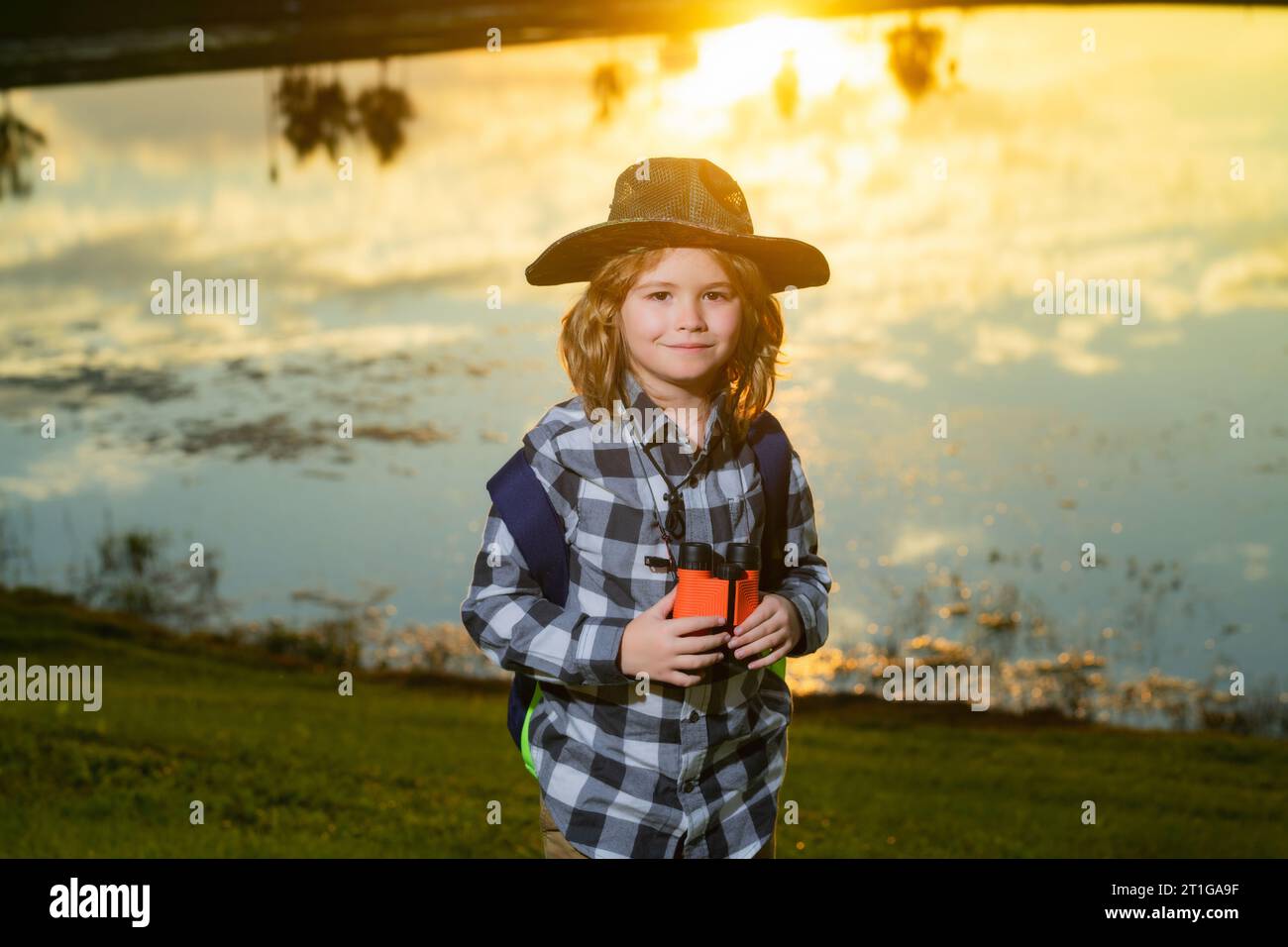 Kindertouristen mit Rucksäcken. Abenteuer-, Reise- und Tourismuskonzept. Ein Kind, das mit Rucksäcken in der Natur spaziert. Kleiner Entdecker auf der Reise Stockfoto