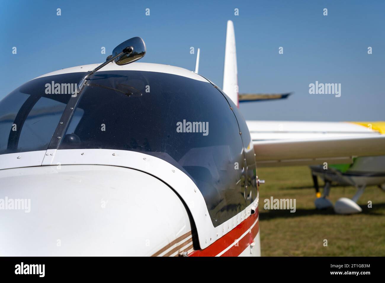 Kleines Flugzeugcockpit mit Rückspiegel Stockfoto