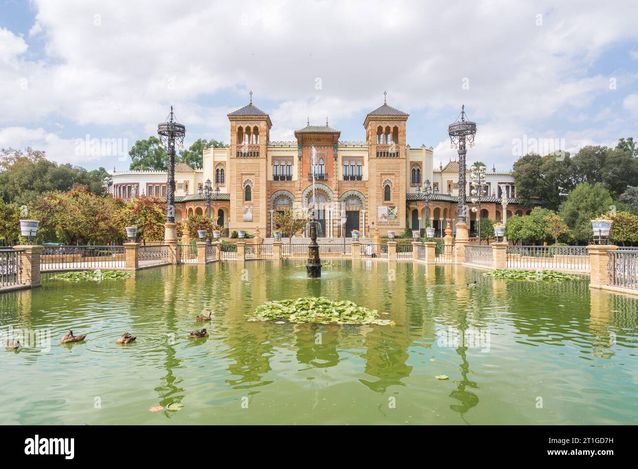 Plaza de America und Museum of Arts and Popular Bräuche von Sevilla, Sevilla, Spanien Stockfoto