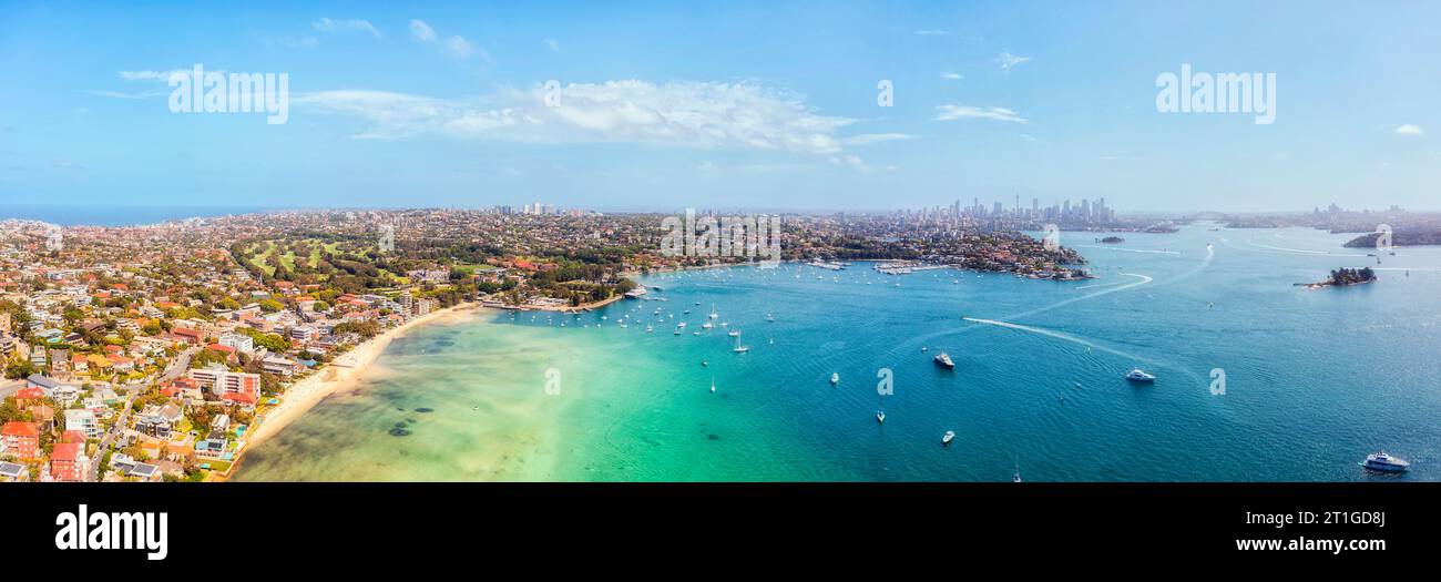 Rose Bay Beach am Hafen von Sydney mit Panoramablick auf die Stadt in der Ferne des CBD. Stockfoto