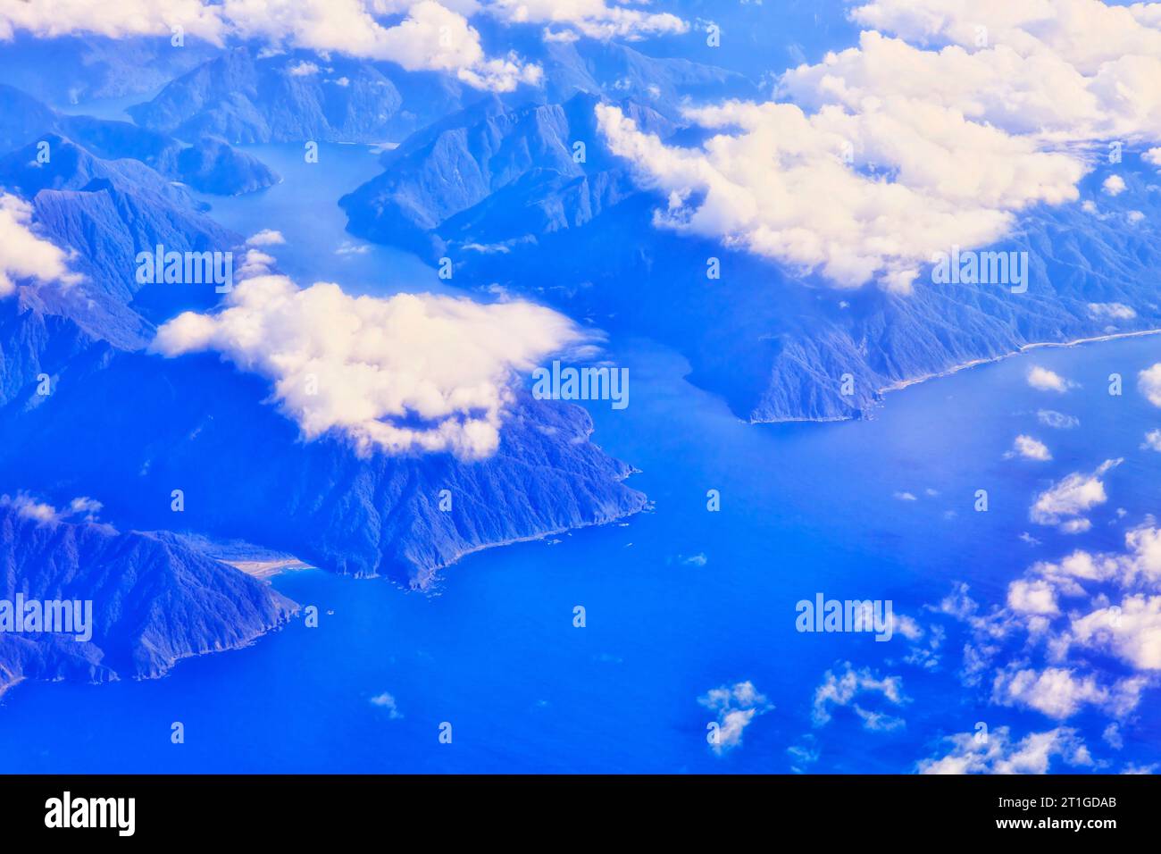 Panoramablick auf die Küste von Fiordland auf der Südinsel Neuseelands - über Wolken. Stockfoto