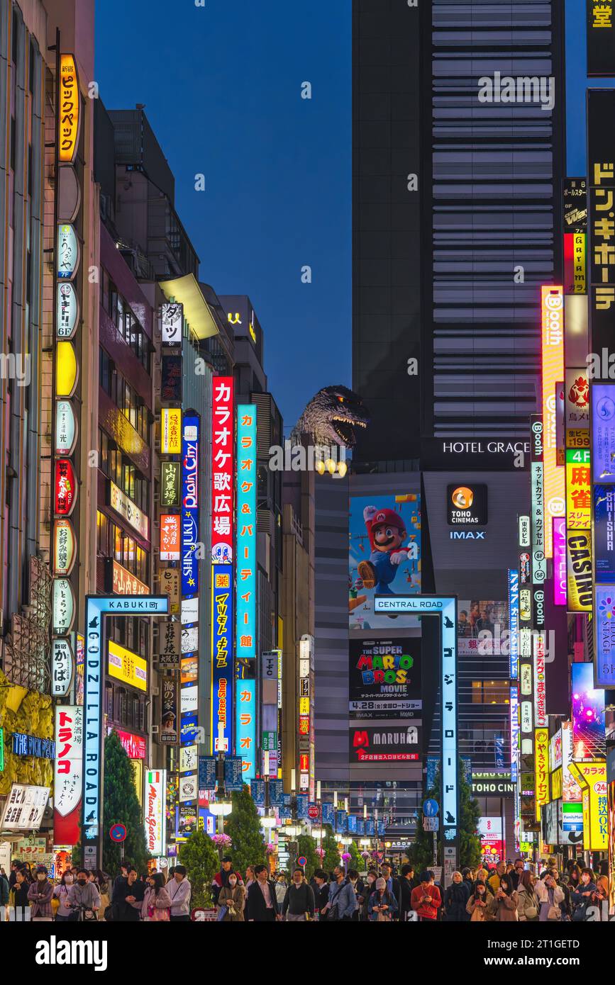 Tokio, Japan - 9. April 2023: Godzilla-Skulptur auf einem Gebäude von Kabukicho, Shinjuku, Tokio, bei Nacht. Kabukicho ist ein Unterhaltungsviertel in SH Stockfoto