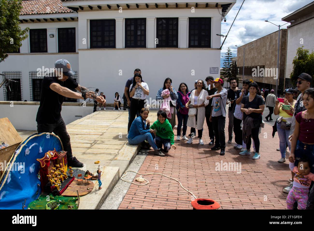 Bogota, Kolumbien - 2. Juli 2023. Erfahrener Puppenspieler, der in den Straßen des Stadtzentrums von Bogota auftritt Stockfoto