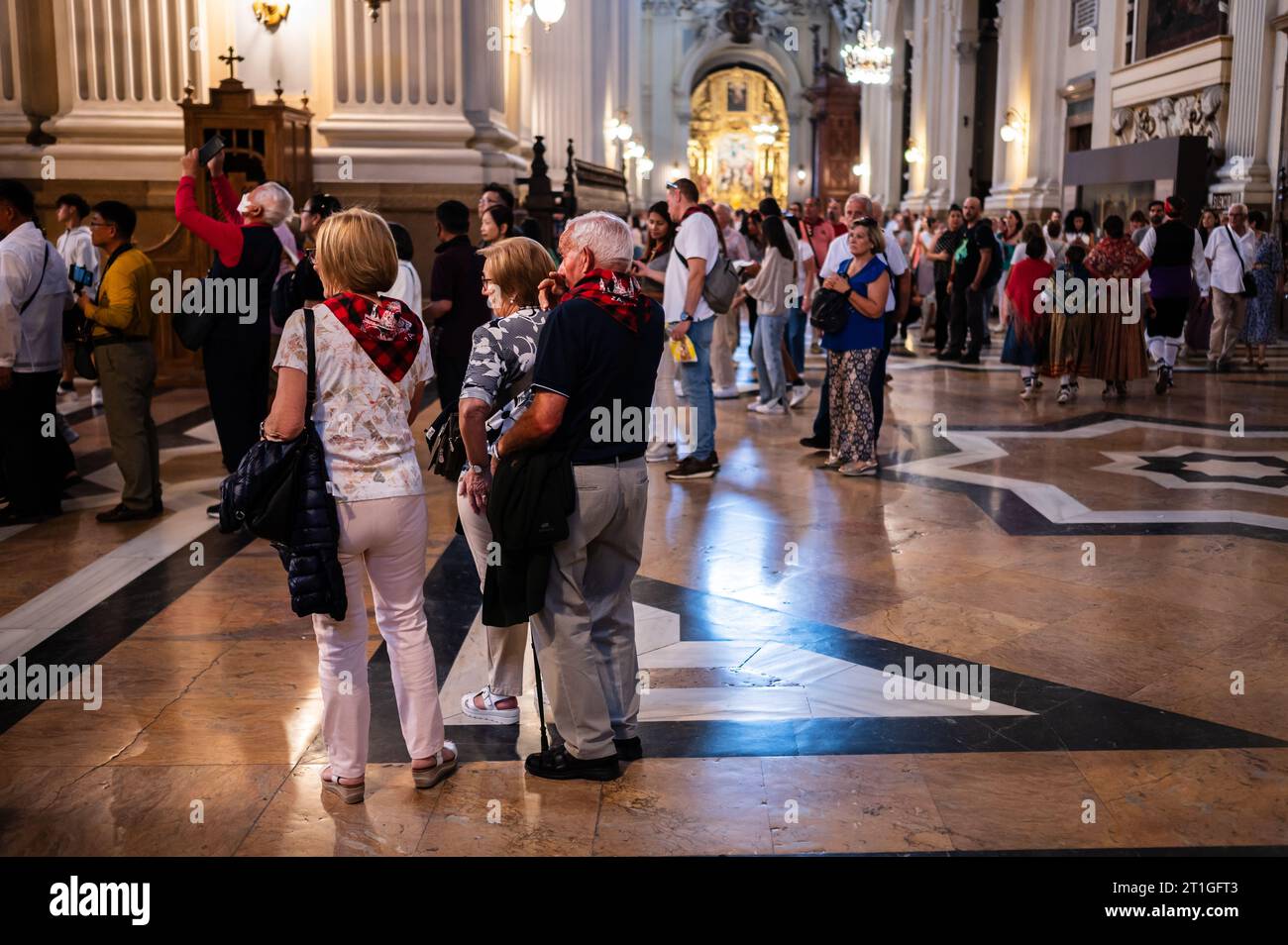Gläubige im Inneren der KathedraleBasilika unserer Lieben Frau von der