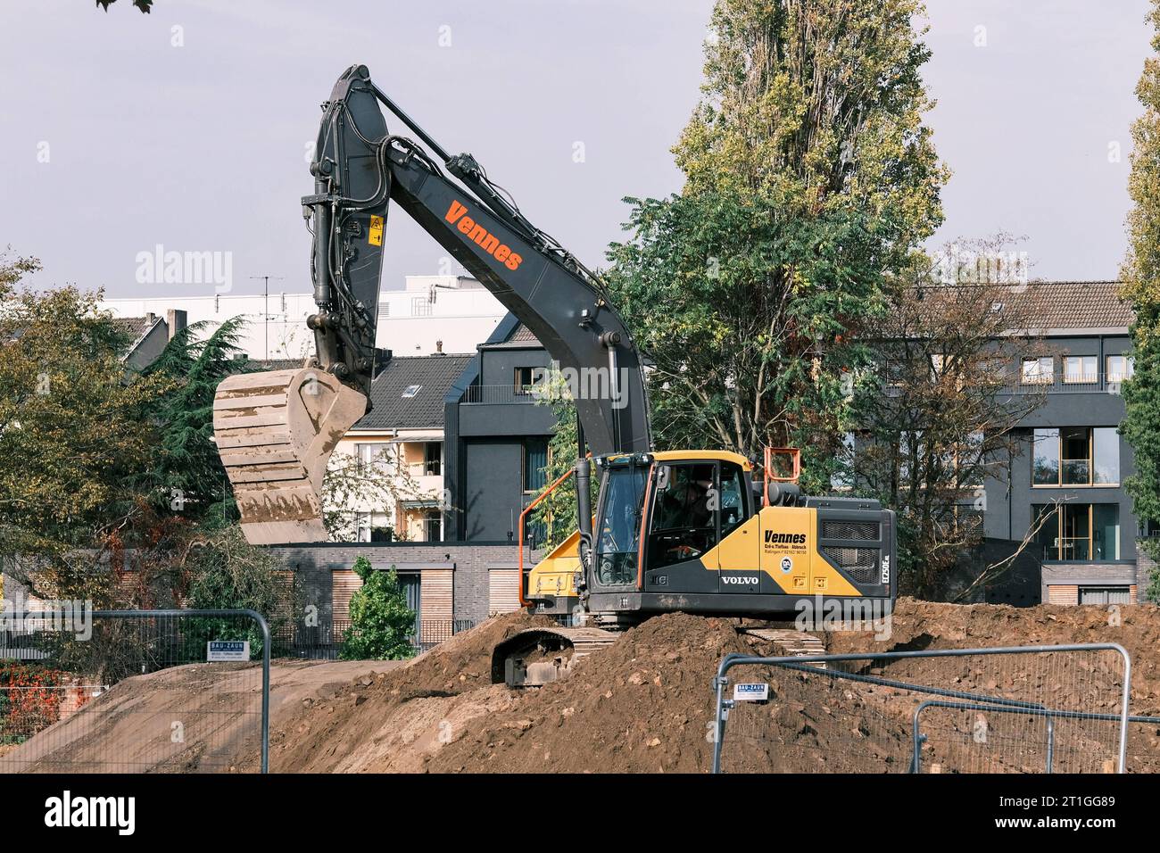 Düsseldorf 13.10.2023 Häuserabriss Baustellenbagger Baustelle Bagger Mietspiegel Immobilie Immobilien Rohbau Wohnungsmangel Baustau Wohnimmobilie Wohnungsimmobilien Mietpreise Baumaterial Baustoffe Wohnungsbau Ballungsgebiet bezahlbarer Wohnraum Wohnungssuche CO2-Preis CO2 Bundes-Klimaschutzgesetz Heizen Heizung Klimapaket Mieter Vermieter Mietpreis-Bremse Mietpreisbremse Wohnungsnot Klimasteuer Energiewende Büro Büros Homeoffice Home-Office Abriss Baustelle Hauseigentümer Grundsteuererklärung Baugenehmigung Wohnraumnot Wohngeld Bürgergeld Inflation Betongold Bauzinsen Bankzin Stockfoto