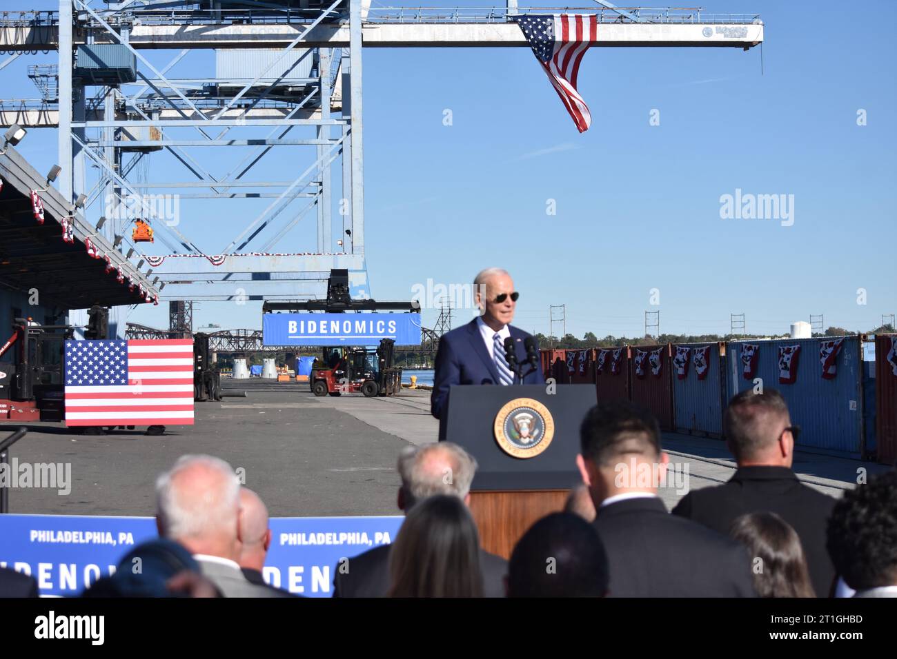 Philadelphia, Usa. Oktober 2023. US-Präsident Joe Biden hält Bemerkungen über die Ermordung eines Polizisten aus Philadelphia, den Israel-Hamas-Krieg und die Bidenomics am Tioga Marine Terminal in Philadelphia. Quelle: SOPA Images Limited/Alamy Live News Stockfoto