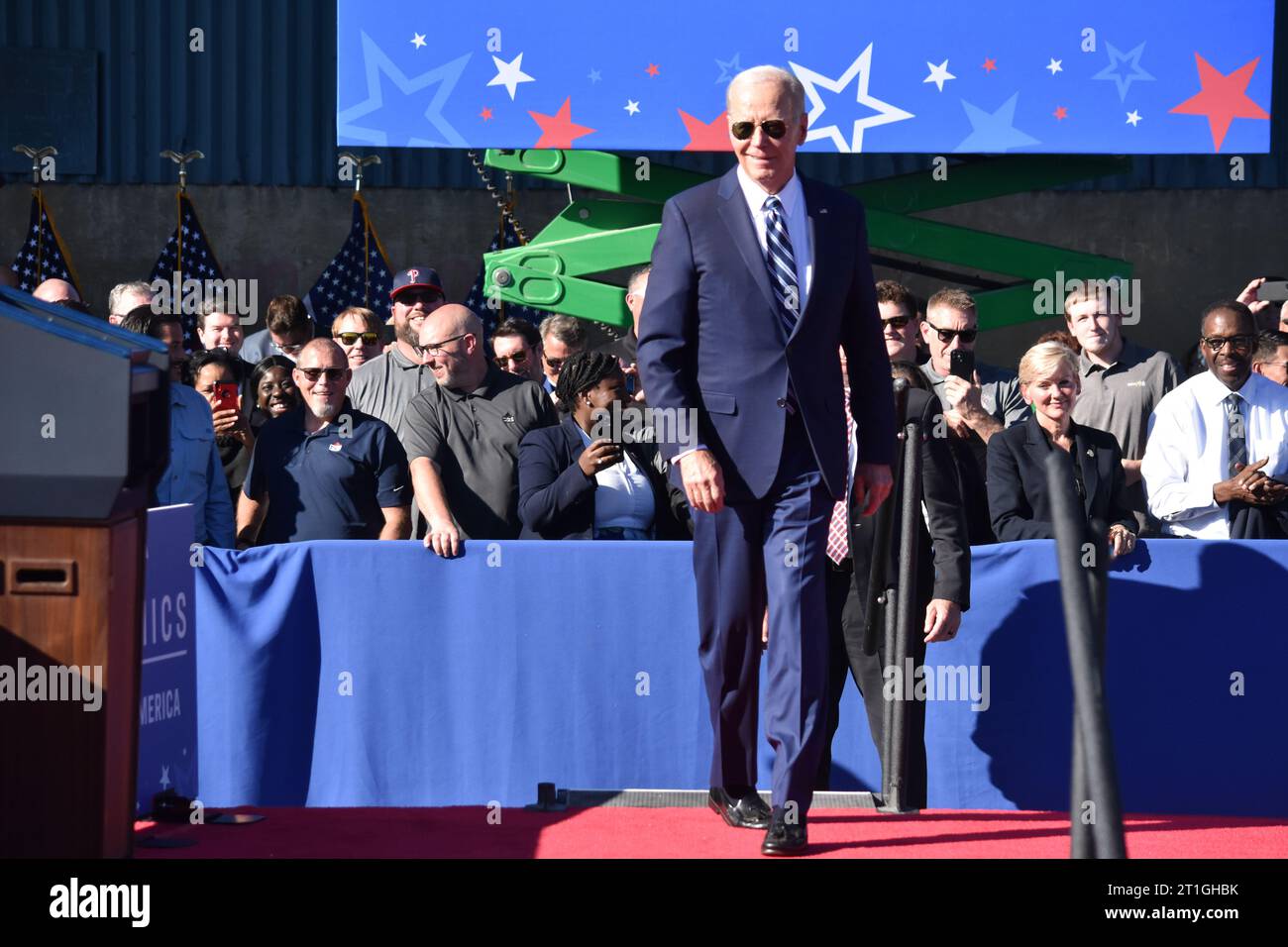 Philadelphia, Usa. Oktober 2023. US-Präsident Joe Biden reist und fällt auf die Bühne, bevor er Bemerkungen über die Ermordung eines Polizisten aus Philadelphia, den Israel-Hamas-Krieg und die Bidenomics am Tioga Marine Terminal in Philadelphia hält. Quelle: SOPA Images Limited/Alamy Live News Stockfoto