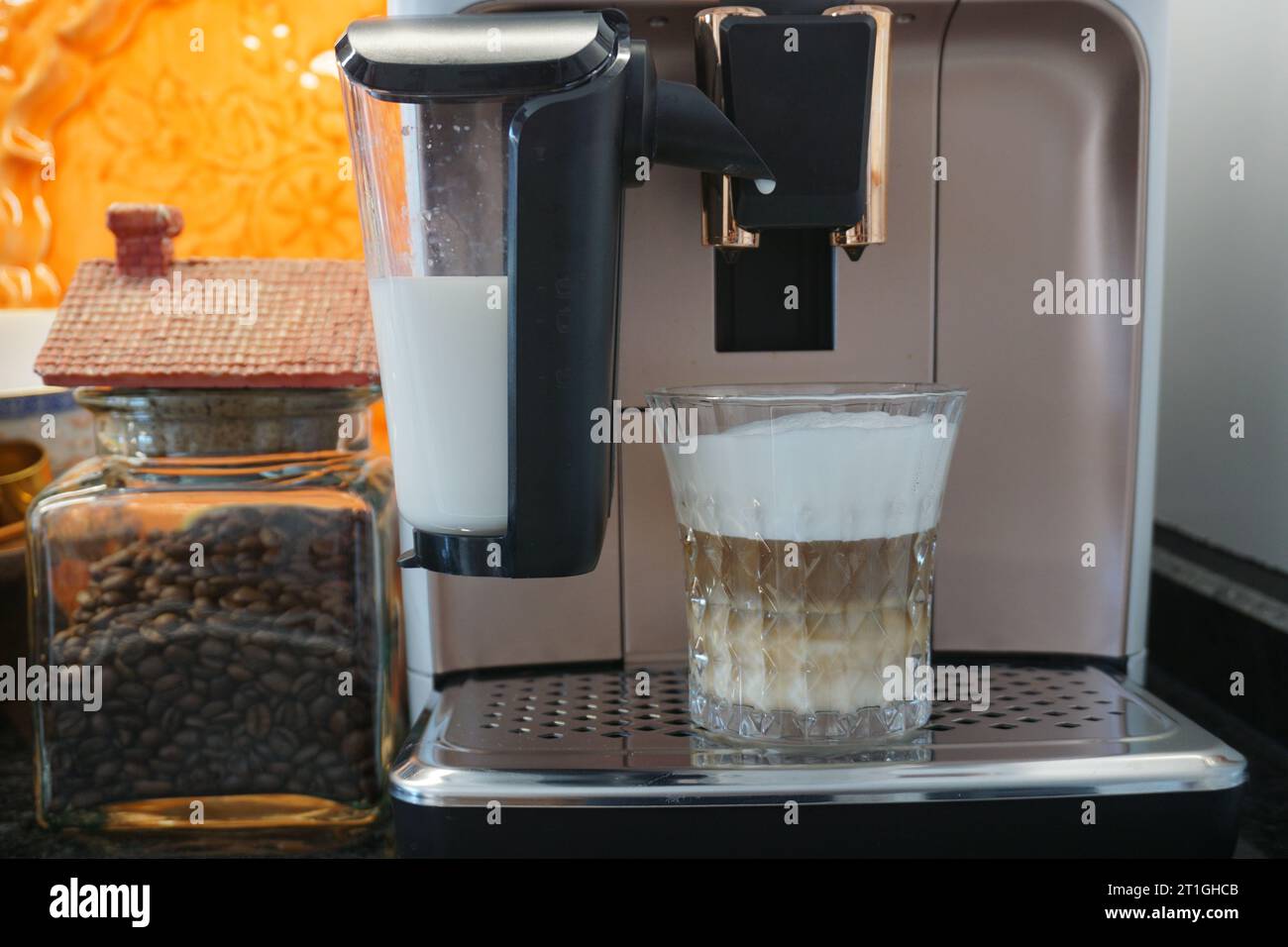 Kaffee in der Kaffeemaschine. Köstlicher Kaffee, der in der Kaffeemaschine zubereitet wird. Stockfoto