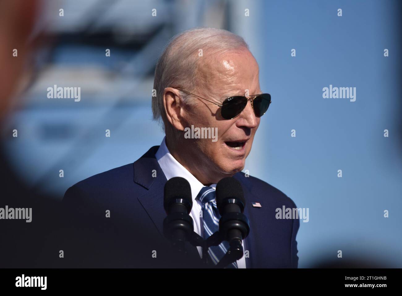 Philadelphia, Usa. Oktober 2023. US-Präsident Joe Biden hält Bemerkungen über die Ermordung eines Polizisten aus Philadelphia, den Israel-Hamas-Krieg und die Bidenomics am Tioga Marine Terminal in Philadelphia. (Foto: Kyle Mazza/SOPA Images/SIPA USA) Credit: SIPA USA/Alamy Live News Stockfoto