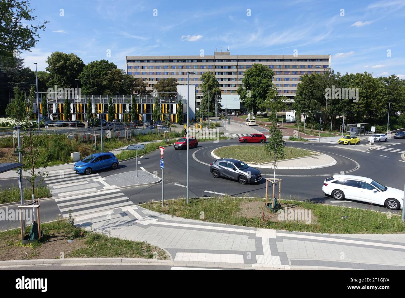 Neu gestalteter Kreisverkehr vor dem Krankenhaus EVK Witten, Deutschland, Nordrhein-Westfalen, Ruhrgebiet, Witten Stockfoto