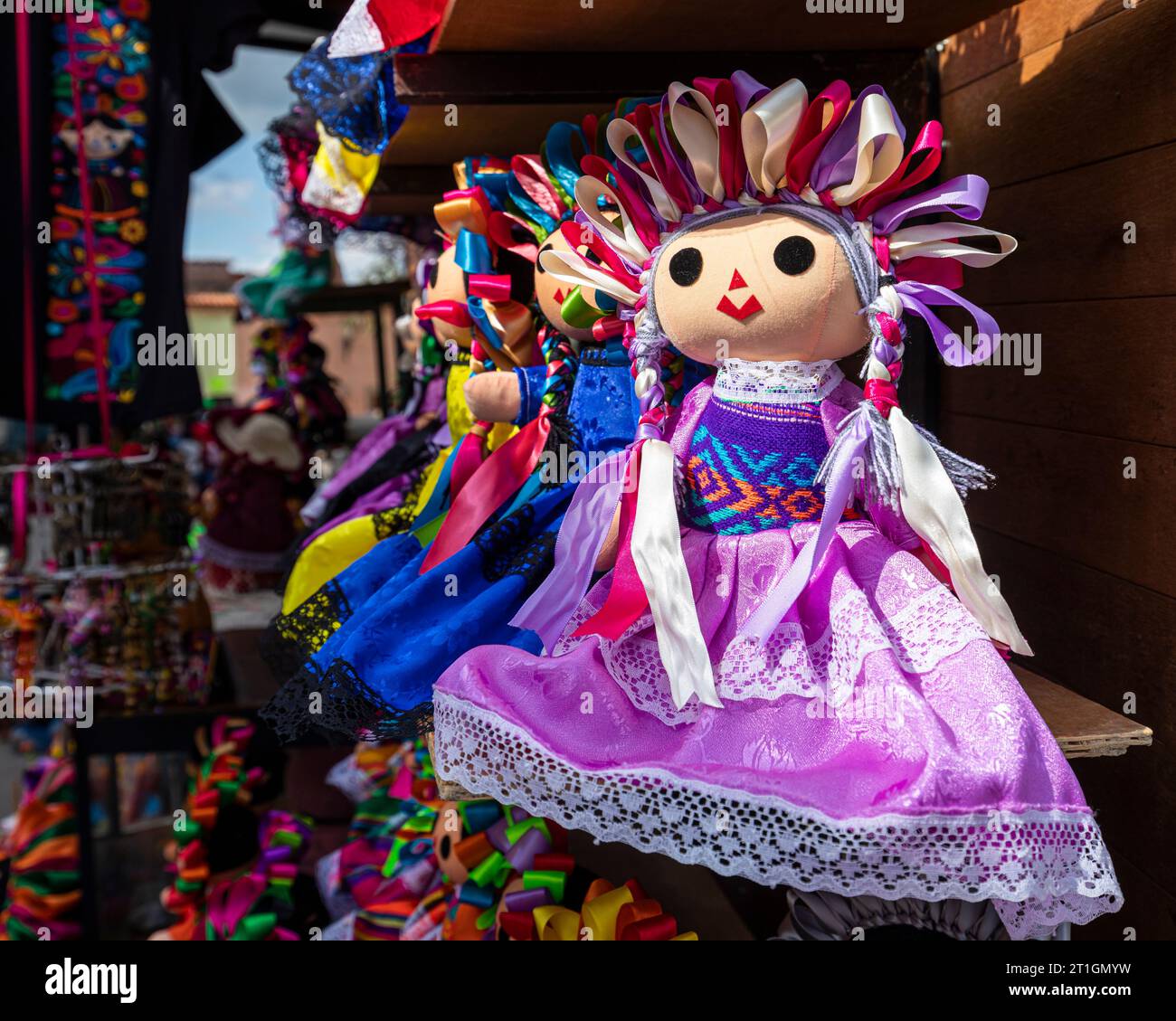 Die Stadt Amealco, Mexiko, ist bekannt für diese farbenfrohen Stoffpuppen, die von den einheimischen Otomi, bekannt als „Marías“, hergestellt wurden. Stockfoto
