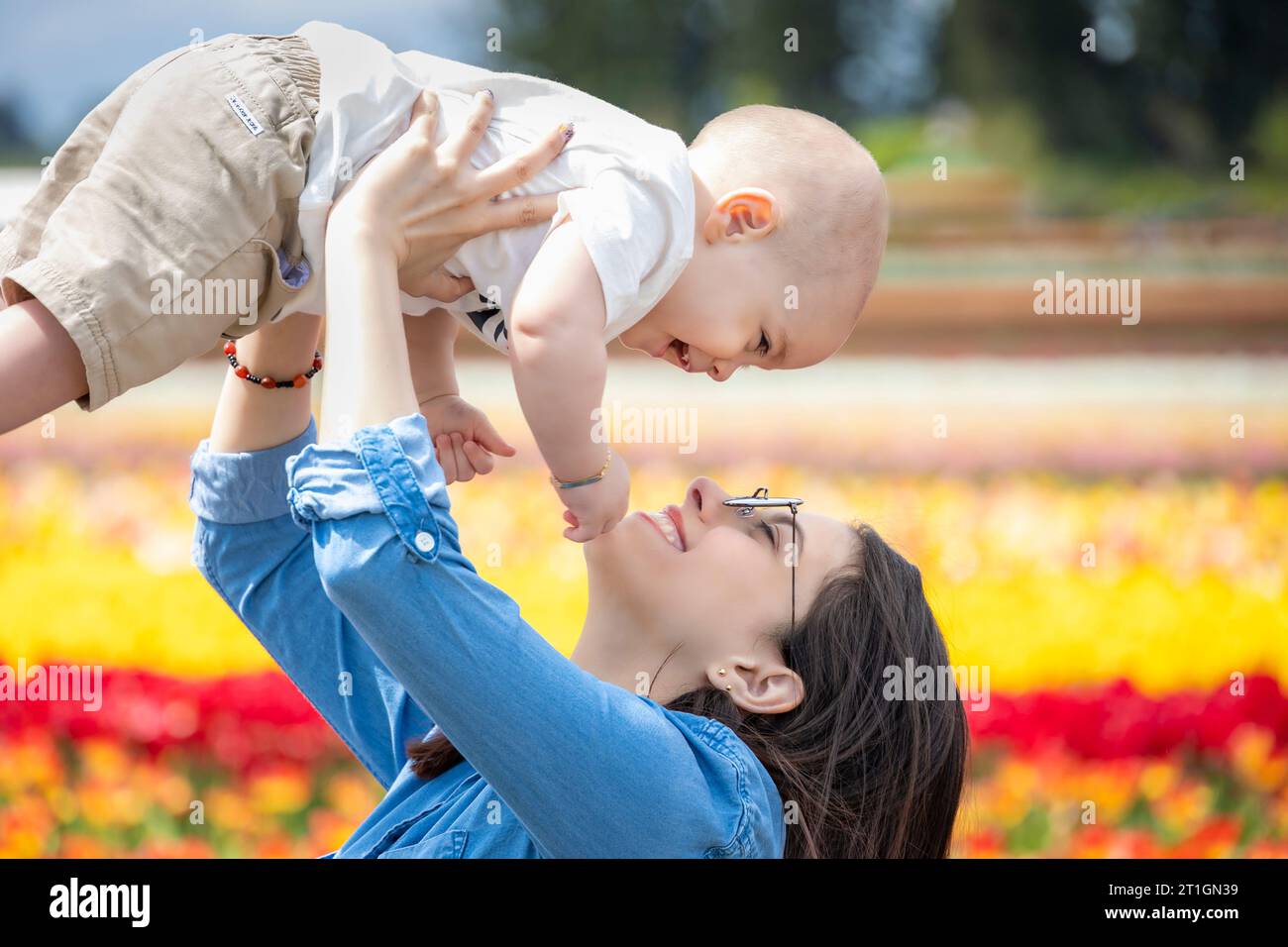 Hispanische Mutter und kleiner Sohn erleben einen freudigen Moment auf einer Tulpenfarm in Canby, Oregon, USA. Stockfoto