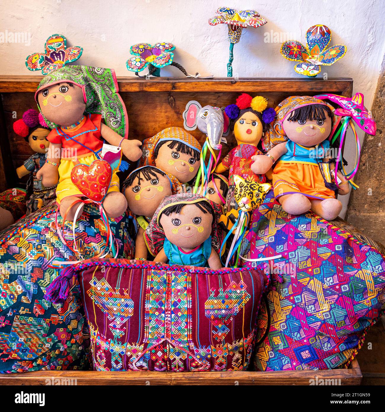 Handgenähte Puppen auf dem Markt in Tlaquepaque, Mexiko. Stockfoto
