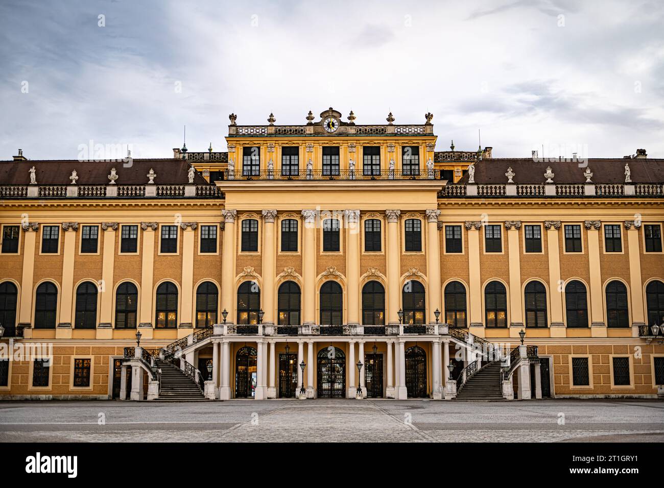 Außenansicht des Schlosses Schönbrunn in Wien, Österreich Stockfoto