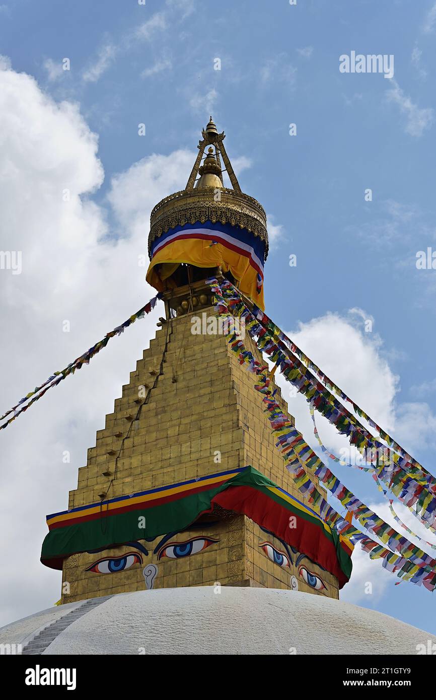 Die Augen Buddhas sind auf 4 Seiten der oberen Teile vieler Stupas im tibetischen Stil gemalt und symbolisieren Buddhas Weisheit in alle Richtungen Stockfoto