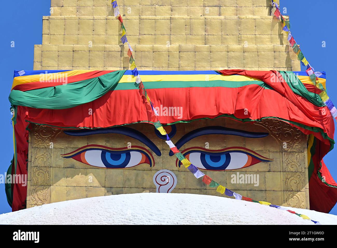 Nahaufnahme der gemalten Augen Buddhas auf der Harmika oder dem quadratischen Turm der Hauptstupa in Boudhanath, Kathmandu Stockfoto