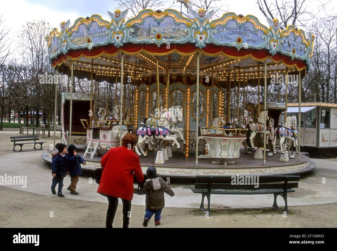 Antikes Merry Go Round von der Belle Epoque in einem Park in Paris, Frankreich Stockfoto