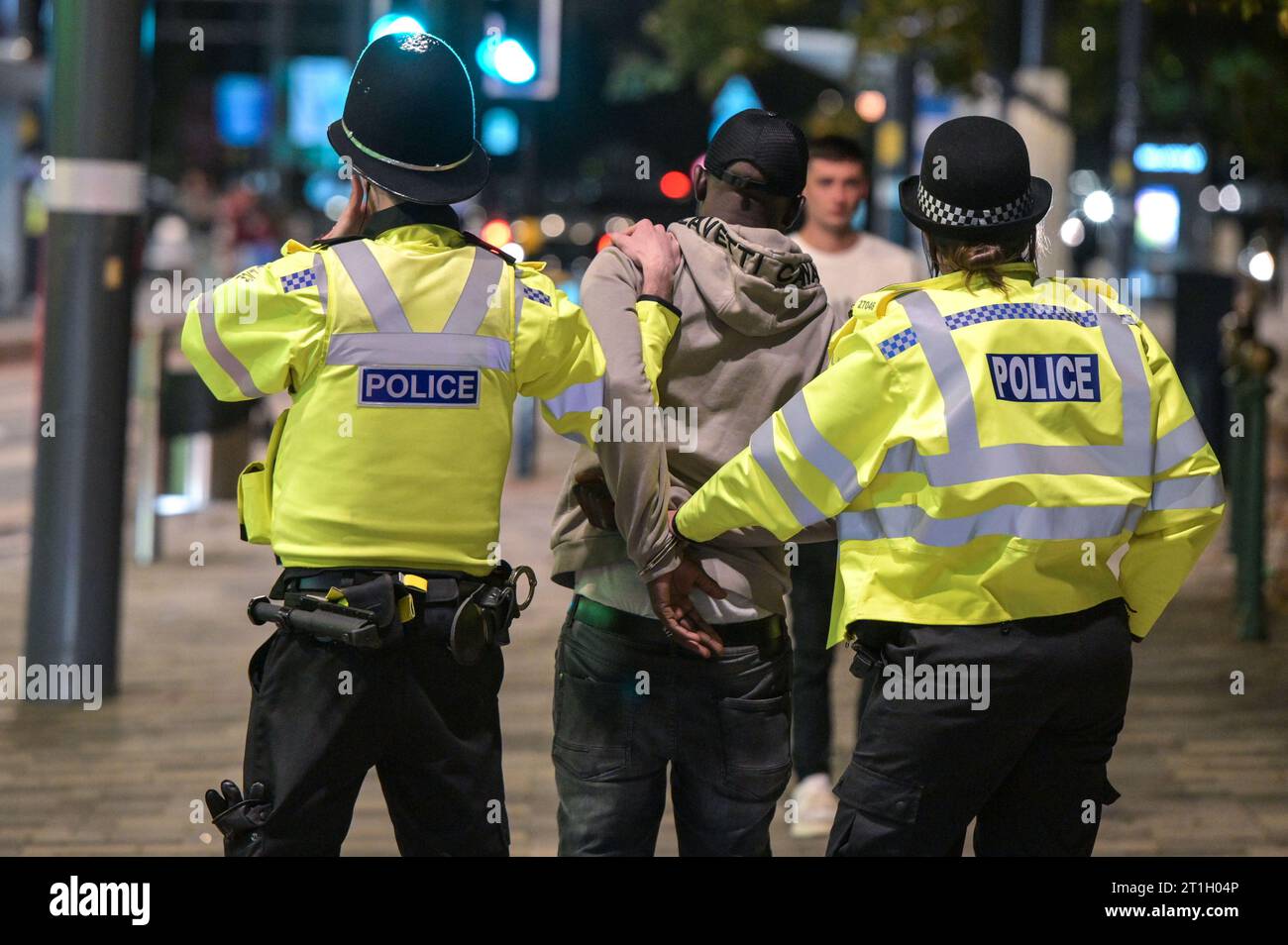 Broad Street, Birmingham, 13. Oktober 2023 - Ein Mann wird aus unbekanntem Grund verhaftet am Freitag, den 13. Abend. Hunderte von Studenten der Universität Birmingham kleideten sich in schicken Kleidern mit dem Thema „alles, was mit dem Buchstaben „T“ begann. Eine Gruppe Mädchen trug ein Tampax-Outfit und eine andere Gruppe kam als Tetley-Tee-Set, als sie die Nacht in Heidi's Bier feierten eine Studentin war auch als Zahnpasta verkleidet und die andere als „Tabloid-Zeitung“. Die Temperaturen sanken auf einzelne Zahlen und viele fühlten das f Stockfoto