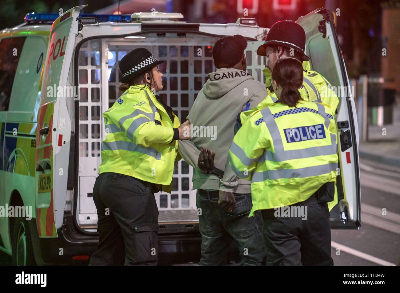 Broad Street, Birmingham, 13. Oktober 2023 - Ein Mann wird aus unbekanntem Grund verhaftet am Freitag, den 13. Abend. Hunderte von Studenten der Universität Birmingham kleideten sich in schicken Kleidern mit dem Thema „alles, was mit dem Buchstaben „T“ begann. Eine Gruppe Mädchen trug ein Tampax-Outfit und eine andere Gruppe kam als Tetley-Tee-Set, als sie die Nacht in Heidi's Bier feierten eine Studentin war auch als Zahnpasta verkleidet und die andere als „Tabloid-Zeitung“. Die Temperaturen sanken auf einzelne Zahlen und viele fühlten das f Stockfoto