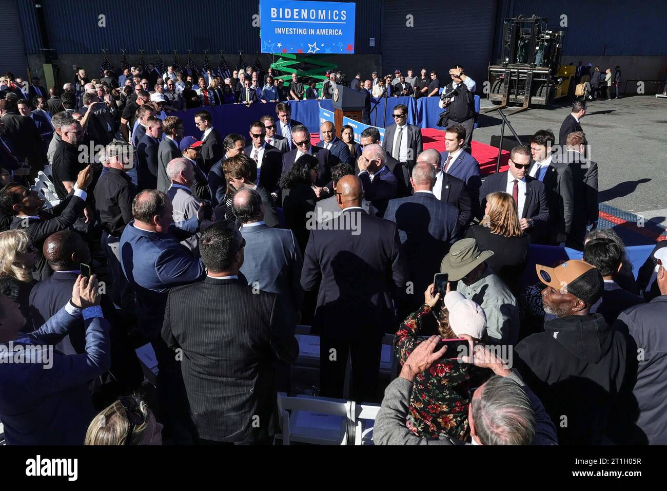 US-Präsident Joe Biden deckt seine Augen vor der Sonne, als er die Wähler begrüßt, nachdem er am Freitag, den 13. Oktober 2023, in Philadelphia, Pennsylvania, Bemerkungen über Wasserstoffenergie gemacht hatte. Quelle: Saquan Stimpson/CNP/MediaPunch Stockfoto