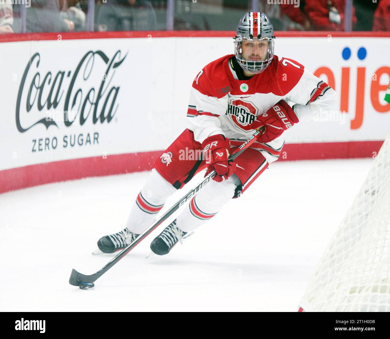 Columbus, Ohio, USA. Oktober 2023. Der Verteidiger Brent Johnson (7) von Ohio State Buckeyes trägt den Puck gegen die Lindenwood Lions in ihrem Spiel in Columbus, Ohio. Brent Clark/Cal Sport Media/Alamy Live News Stockfoto