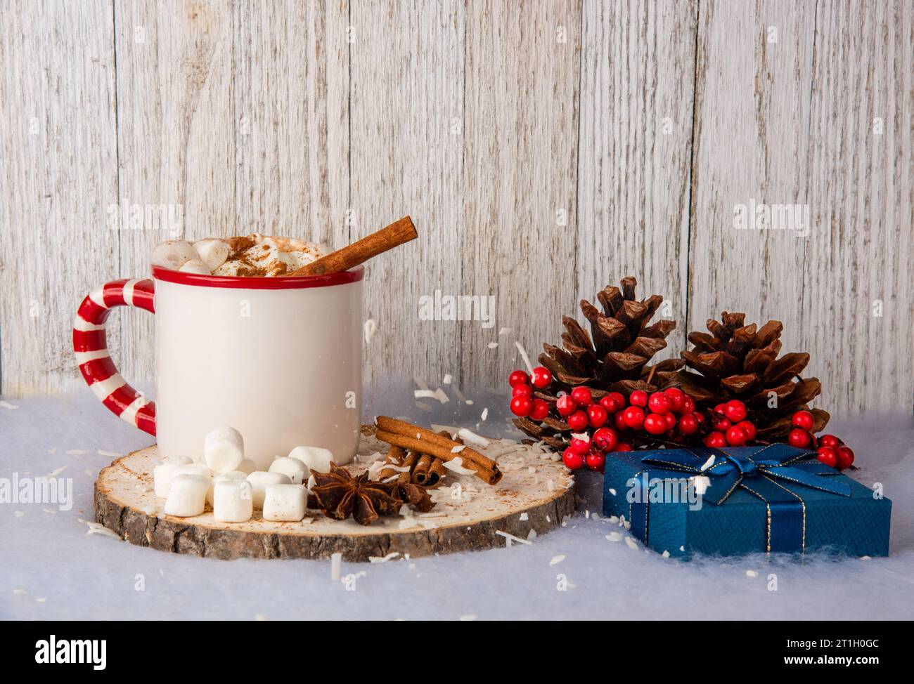 Heiße Schokolade mit Marshmallows auf schwarzem Hintergrund Stockfoto