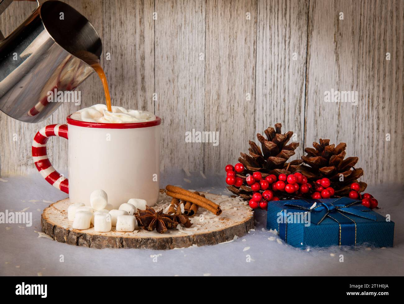 Heiße Schokolade mit Marshmallows auf schwarzem Hintergrund Stockfoto