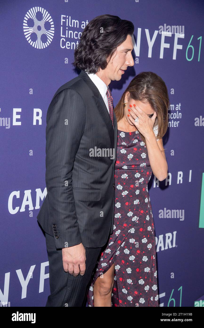 New York, Usa. Oktober 2023. NEW YORK, NEW YORK – 13. OKTOBER: Adam Driver und Penélope Cruz besuchen den roten Teppich für „Ferrari“ während des 61. New York Film Festivals in der Alice Tully Hall, Lincoln Center am 13. Oktober 2023 in New York City. Quelle: Ron Adar/Alamy Live News Stockfoto