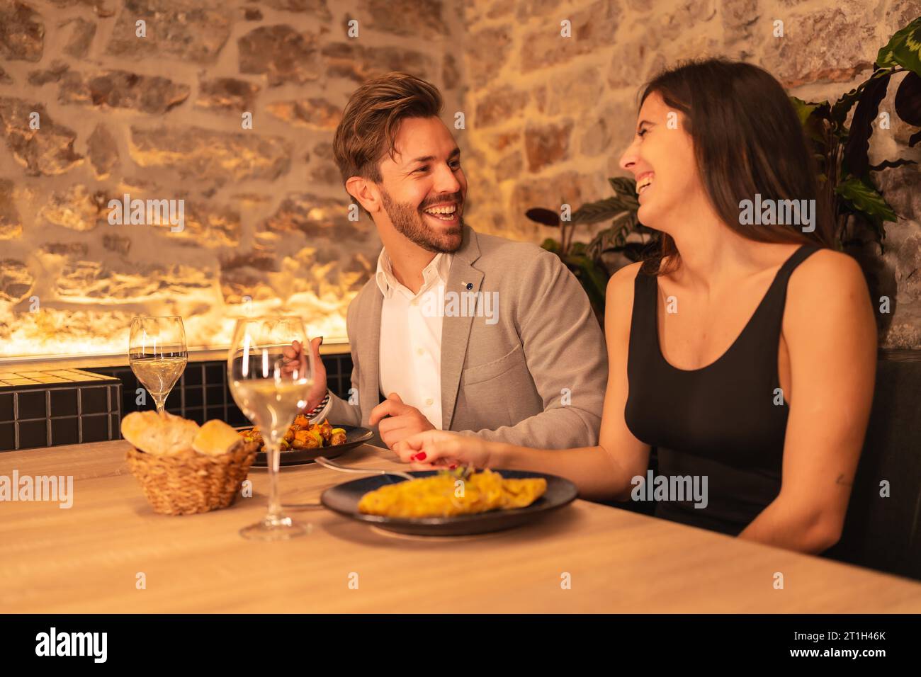 Lifestyle, ein hübsches junges Paar, das in ein Restaurant verliebt ist, Spaß beim gemeinsamen Abendessen hat, valentinstag feiert Stockfoto