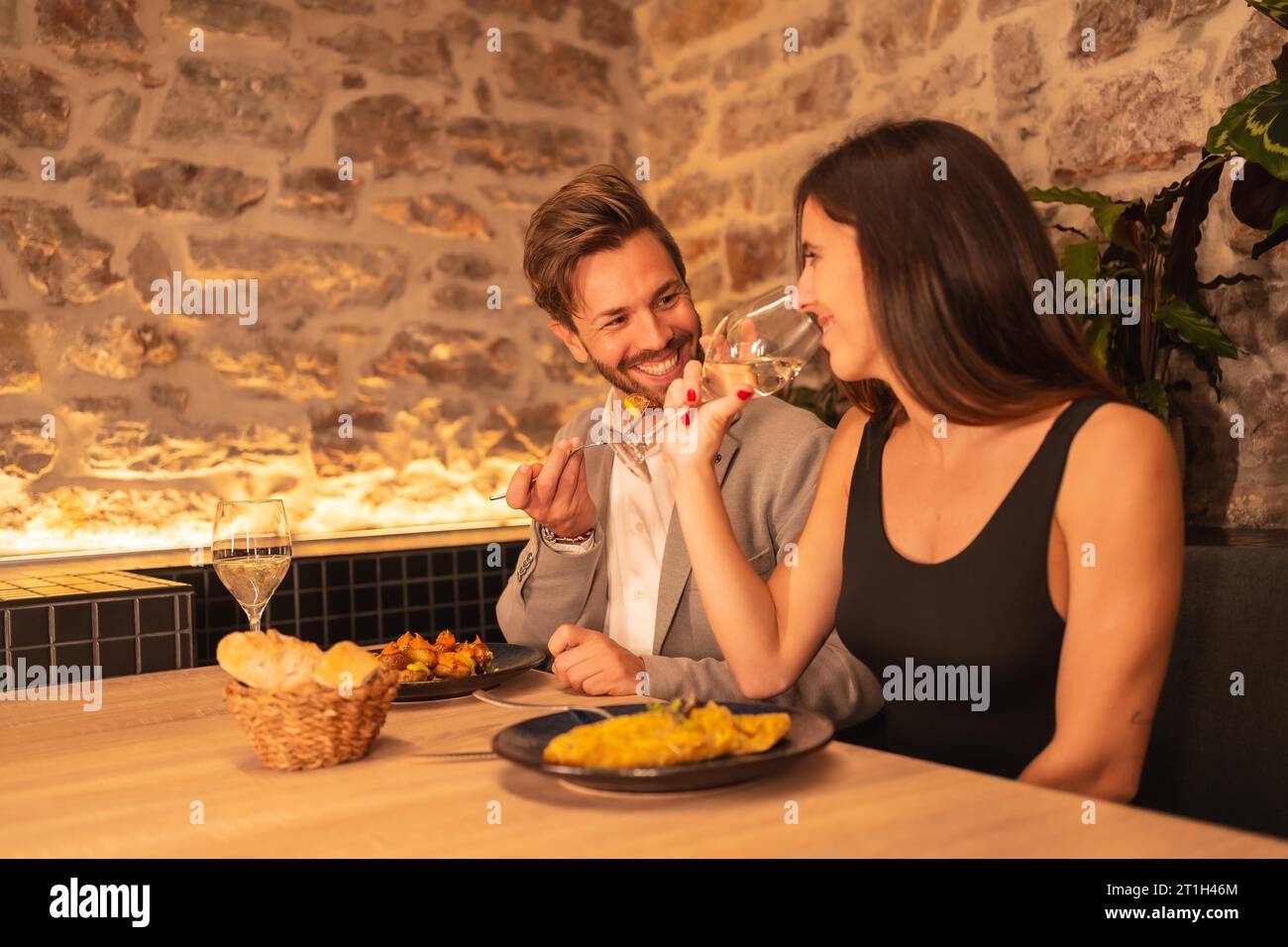 Lifestyle, ein hübsches junges Paar, das in ein Restaurant verliebt ist, Spaß beim gemeinsamen Abendessen hat, valentinstag feiert Stockfoto