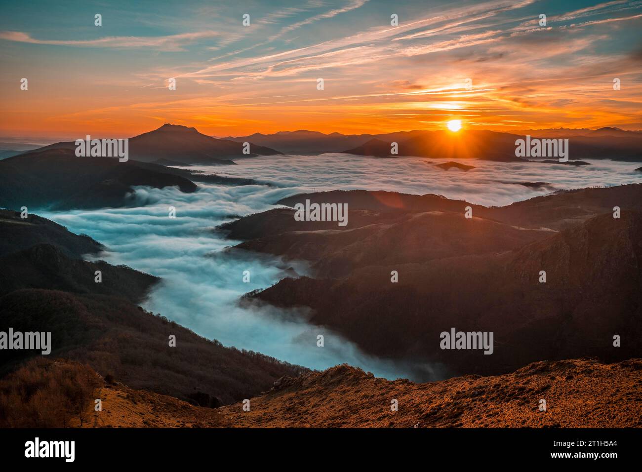 Wolkenmeer zwischen Mount Larrun und der Stadt Lesaka bei Sonnenaufgang. Baskenland Stockfoto