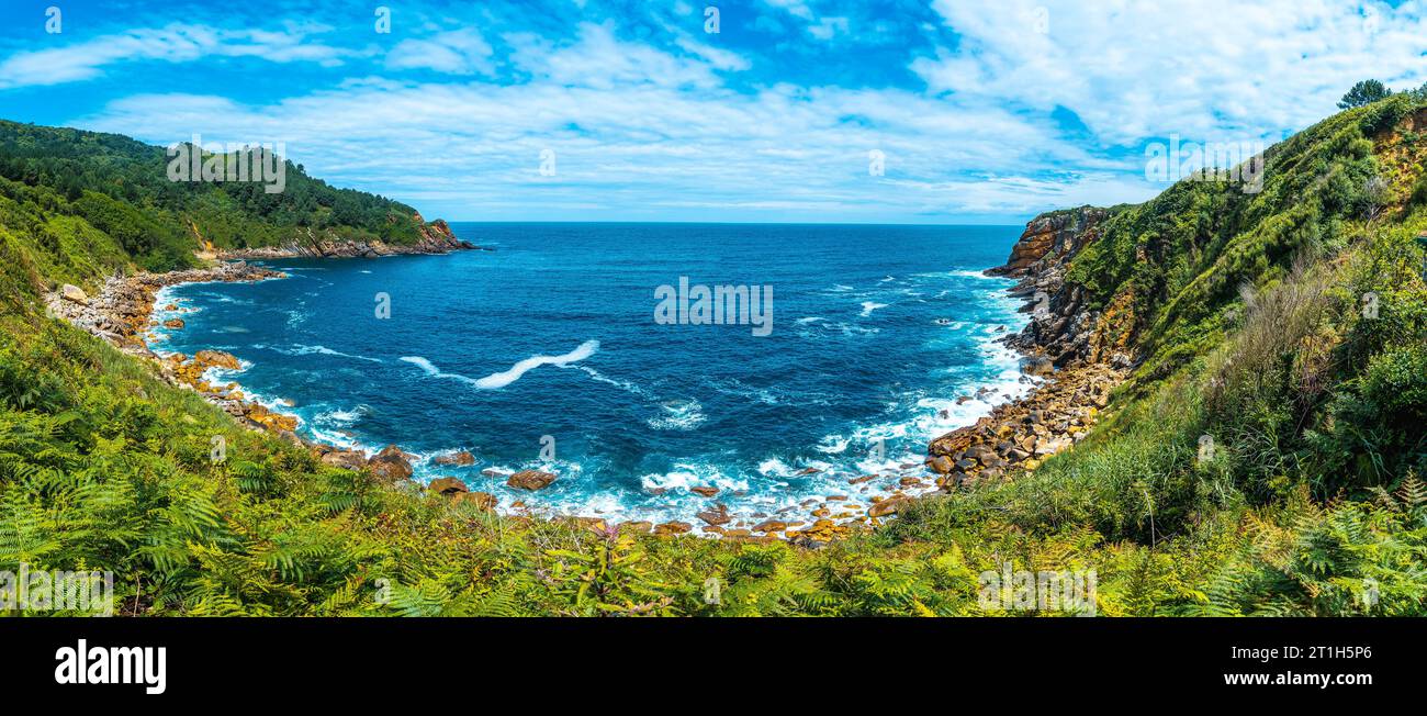 Monte Ulia in der Stadt San Sebastian, Baskenland. Besuchen Sie die versteckte Bucht der Stadt Illurgita Senadia oder Illurgita Senotia. Panorama Stockfoto