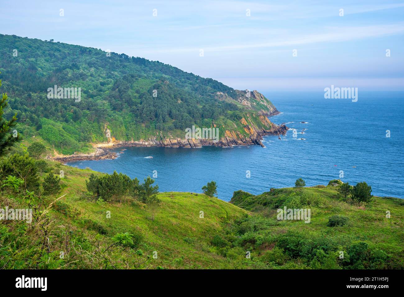 Wunderschöne Umgebung des Meeres und des Berges Ulia in der Stadt San Sebastian, Gipuzkoa. Baskenland Stockfoto